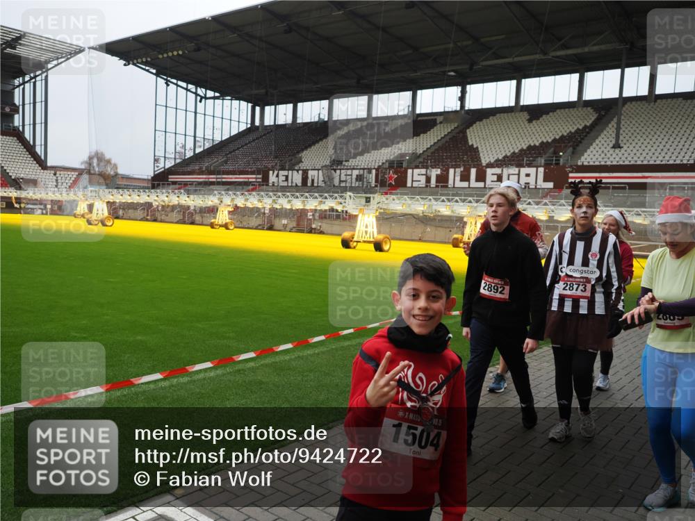 07.12.2025 - St. Pauli X-Mass-Run No. 15 Fabian Wolf http://msf.ph/oto/9424722 07.12.2025 12:08:43 Ziel 586, 1214, 1219, 1253, 1269, 1270, 2679, 2873, 2889, 2892, 3141, 3230, 3233, 3595, 3876, 4084, 4086, 4137, 4138, 4182, 4183, 4252, 4294, 4295, 4297, 4422, 4429, 4712 meine-sportfotos.de