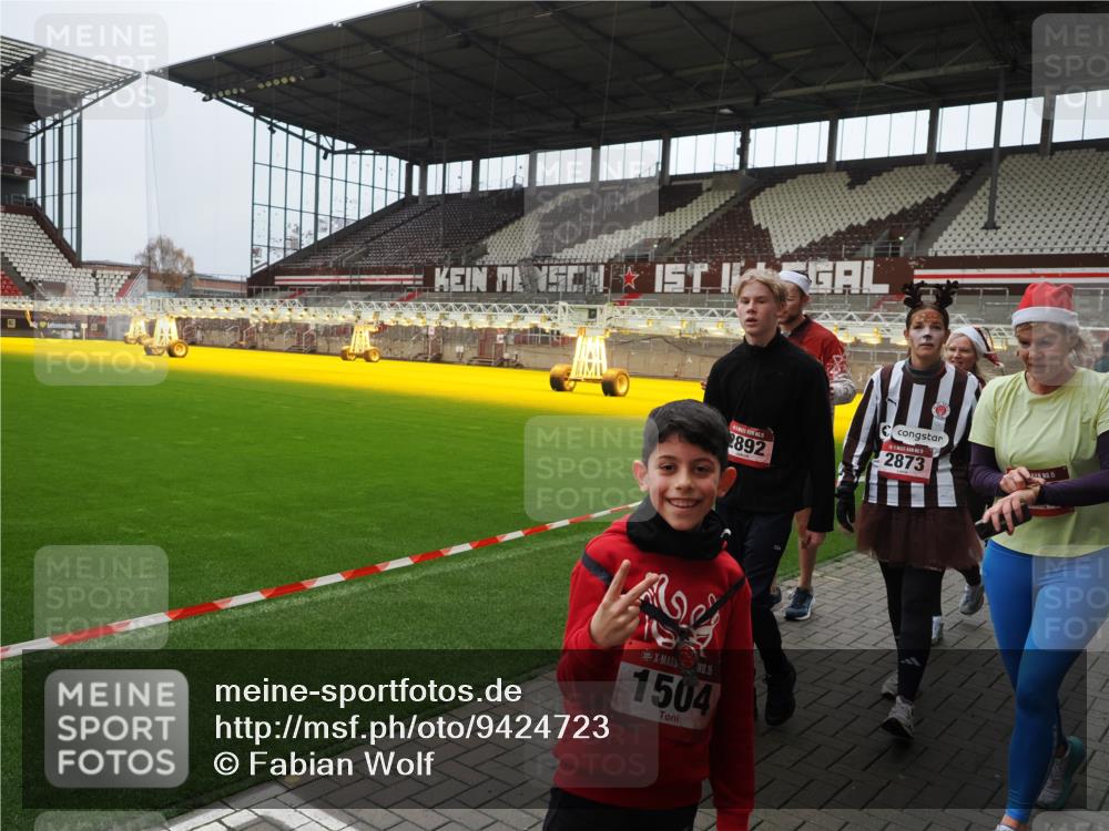 07.12.2025 - St. Pauli X-Mass-Run No. 15 Fabian Wolf http://msf.ph/oto/9424723 07.12.2025 12:08:43 Ziel 586, 1214, 1219, 1253, 1269, 1270, 2679, 2873, 2889, 2892, 3141, 3230, 3233, 3595, 3876, 4084, 4086, 4137, 4138, 4182, 4183, 4252, 4294, 4295, 4297, 4422, 4429, 4712 meine-sportfotos.de
