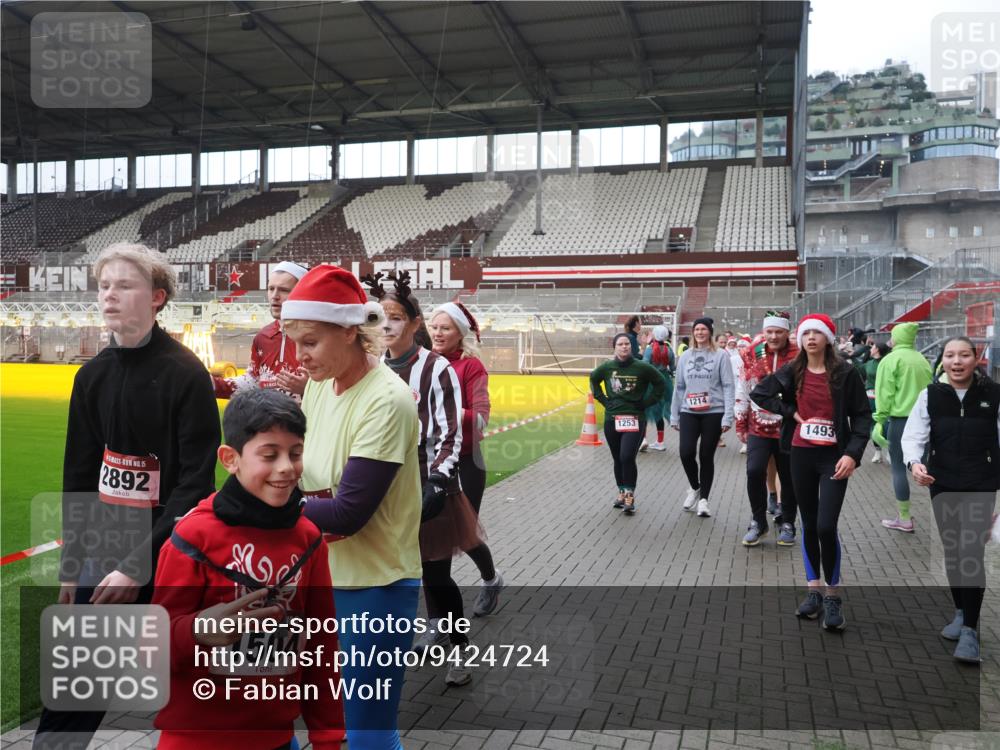 07.12.2025 - St. Pauli X-Mass-Run No. 15 Fabian Wolf http://msf.ph/oto/9424724 07.12.2025 12:08:44 Ziel 586, 1214, 1219, 1253, 1269, 1270, 1901, 2679, 2873, 2889, 2892, 3141, 3230, 3233, 3595, 3876, 4084, 4086, 4137, 4138, 4182, 4183, 4252, 4294, 4295, 4297, 4422, 4429, 4720 meine-sportfotos.de
