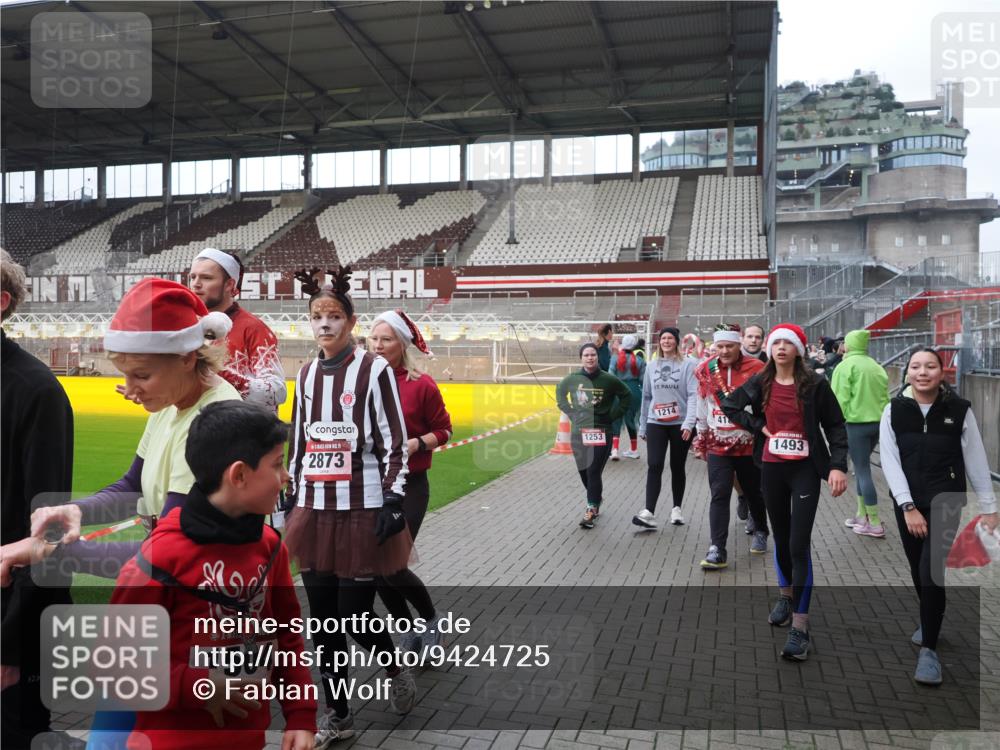 07.12.2025 - St. Pauli X-Mass-Run No. 15 Fabian Wolf http://msf.ph/oto/9424725 07.12.2025 12:08:44 Ziel 586, 1214, 1219, 1253, 1269, 1270, 1901, 2679, 2873, 2889, 2892, 3141, 3230, 3233, 3595, 3876, 4084, 4086, 4137, 4138, 4182, 4183, 4252, 4294, 4295, 4297, 4422, 4429, 4720 meine-sportfotos.de