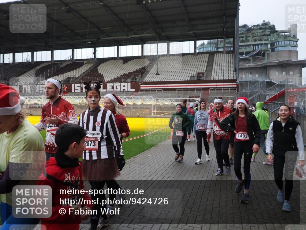 07.12.2025 - St. Pauli X-Mass-Run No. 15 Fabian Wolf http://msf.ph/oto/9424726 07.12.2025 12:08:44 Ziel 586, 1214, 1219, 1253, 1269, 1270, 1901, 2679, 2873, 2889, 2892, 3141, 3230, 3233, 3595, 3876, 4084, 4086, 4137, 4138, 4182, 4183, 4252, 4294, 4295, 4297, 4422, 4429, 4720 meine-sportfotos.de