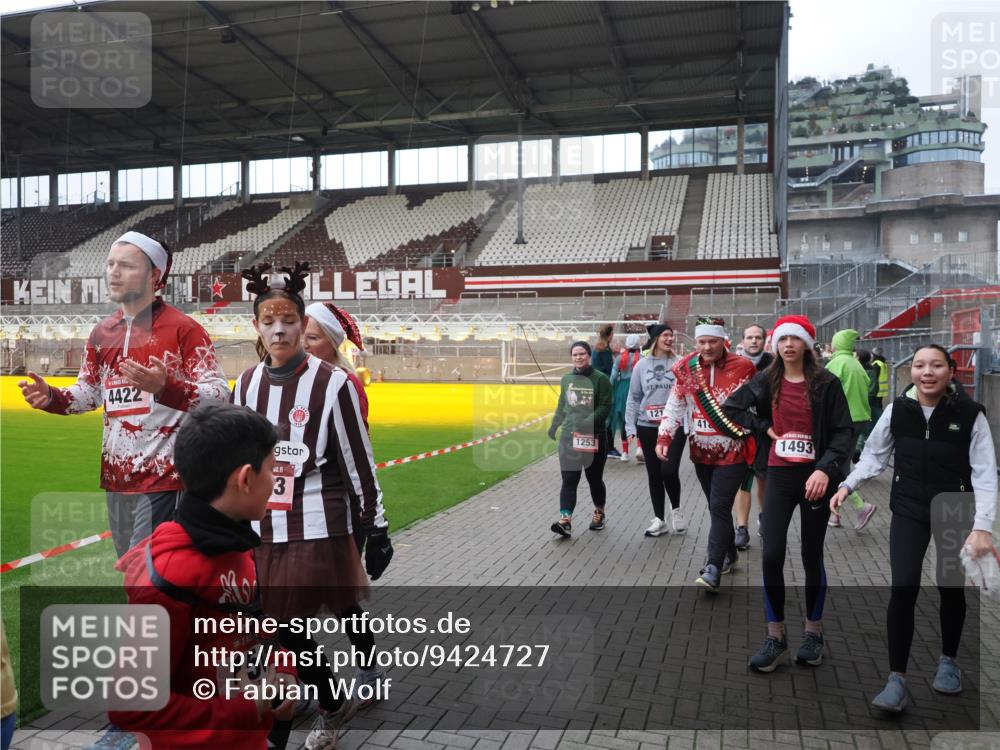 07.12.2025 - St. Pauli X-Mass-Run No. 15 Fabian Wolf http://msf.ph/oto/9424727 07.12.2025 12:08:44 Ziel 586, 1214, 1219, 1253, 1269, 1270, 1901, 2679, 2873, 2889, 2892, 3141, 3230, 3233, 3595, 3876, 4084, 4086, 4137, 4138, 4182, 4183, 4252, 4294, 4295, 4297, 4422, 4429, 4720 meine-sportfotos.de