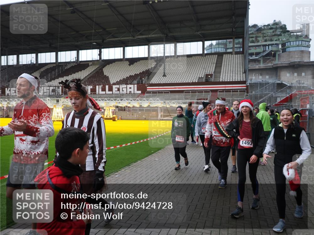 07.12.2025 - St. Pauli X-Mass-Run No. 15 Fabian Wolf http://msf.ph/oto/9424728 07.12.2025 12:08:45 Ziel 586, 1214, 1219, 1253, 1269, 1270, 1901, 2679, 2873, 2889, 2892, 3141, 3230, 3233, 3595, 3876, 4084, 4086, 4137, 4138, 4182, 4183, 4252, 4294, 4295, 4297, 4422, 4429, 4720 meine-sportfotos.de