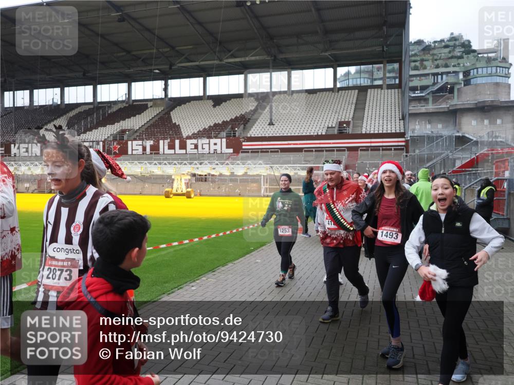 07.12.2025 - St. Pauli X-Mass-Run No. 15 Fabian Wolf http://msf.ph/oto/9424730 07.12.2025 12:08:45 Ziel 586, 1214, 1219, 1253, 1269, 1270, 1901, 2679, 2873, 2889, 2892, 3141, 3230, 3233, 3595, 3876, 4084, 4086, 4137, 4138, 4182, 4183, 4252, 4294, 4295, 4297, 4422, 4429, 4720 meine-sportfotos.de