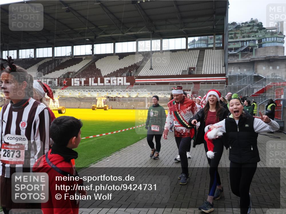 07.12.2025 - St. Pauli X-Mass-Run No. 15 Fabian Wolf http://msf.ph/oto/9424731 07.12.2025 12:08:45 Ziel 586, 1214, 1219, 1253, 1269, 1270, 1901, 2679, 2873, 2889, 2892, 3141, 3230, 3233, 3595, 3876, 4084, 4086, 4137, 4138, 4182, 4183, 4252, 4294, 4295, 4297, 4422, 4429, 4720 meine-sportfotos.de