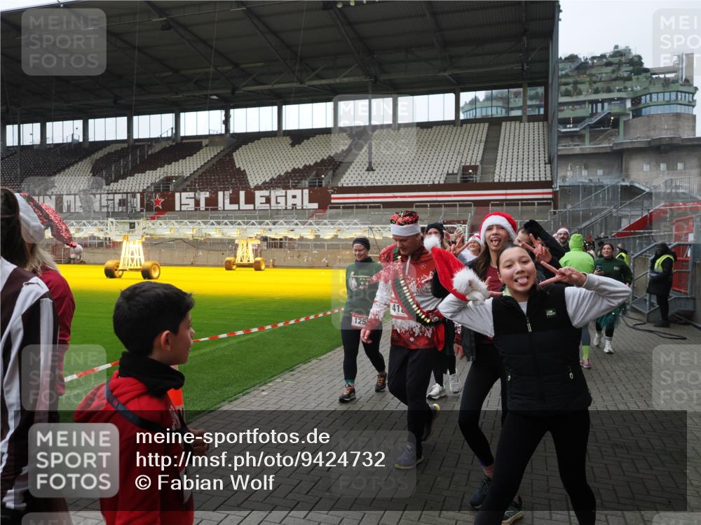 07.12.2025 - St. Pauli X-Mass-Run No. 15 Fabian Wolf http://msf.ph/oto/9424732 07.12.2025 12:08:46 Ziel 586, 1214, 1219, 1253, 1269, 1270, 1901, 2679, 2873, 2889, 2892, 3230, 3233, 3595, 3876, 4084, 4086, 4137, 4138, 4182, 4183, 4252, 4294, 4295, 4297, 4422, 4429, 4720 meine-sportfotos.de