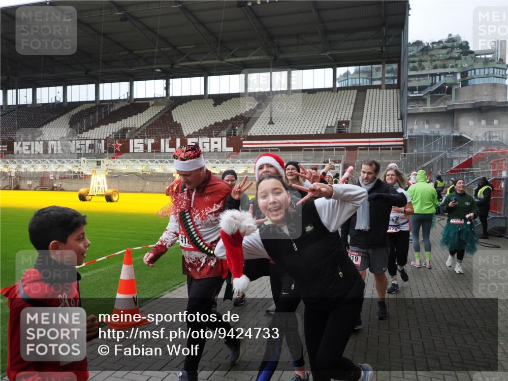 07.12.2025 - St. Pauli X-Mass-Run No. 15 Fabian Wolf http://msf.ph/oto/9424733 07.12.2025 12:08:46 Ziel 586, 1214, 1219, 1253, 1269, 1270, 1901, 2679, 2873, 2889, 2892, 3230, 3233, 3595, 3876, 4084, 4086, 4137, 4138, 4182, 4183, 4252, 4294, 4295, 4297, 4422, 4429, 4720 meine-sportfotos.de