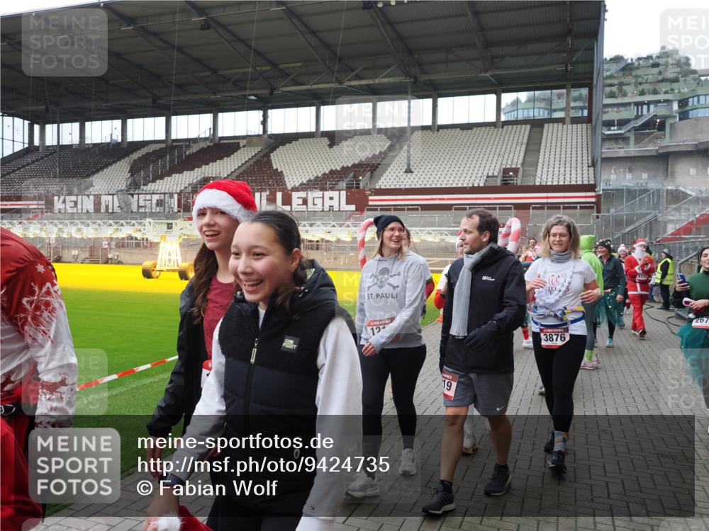 07.12.2025 - St. Pauli X-Mass-Run No. 15 Fabian Wolf http://msf.ph/oto/9424735 07.12.2025 12:08:47 Ziel 586, 1214, 1219, 1253, 1269, 1270, 1901, 2679, 2873, 2889, 2892, 3230, 3233, 3595, 3876, 4084, 4086, 4137, 4138, 4182, 4183, 4252, 4294, 4295, 4297, 4422, 4429, 4720 meine-sportfotos.de