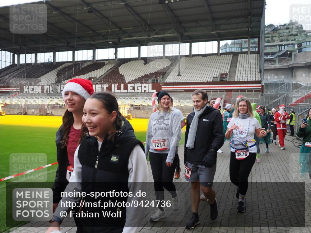 07.12.2025 - St. Pauli X-Mass-Run No. 15 Fabian Wolf http://msf.ph/oto/9424736 07.12.2025 12:08:48 Ziel 586, 1214, 1219, 1253, 1269, 1270, 1901, 2679, 2873, 2889, 2892, 3230, 3233, 3595, 3876, 4084, 4086, 4137, 4138, 4182, 4183, 4252, 4294, 4295, 4297, 4422, 4429, 4720 meine-sportfotos.de