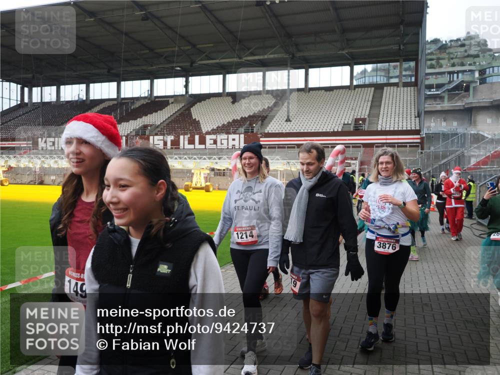07.12.2025 - St. Pauli X-Mass-Run No. 15 Fabian Wolf http://msf.ph/oto/9424737 07.12.2025 12:08:48 Ziel 586, 1214, 1219, 1253, 1269, 1270, 1901, 2679, 2873, 2889, 2892, 3230, 3233, 3595, 3876, 4084, 4086, 4137, 4138, 4182, 4183, 4252, 4294, 4295, 4297, 4422, 4429, 4720 meine-sportfotos.de