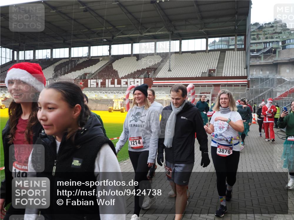 07.12.2025 - St. Pauli X-Mass-Run No. 15 Fabian Wolf http://msf.ph/oto/9424738 07.12.2025 12:08:48 Ziel 586, 1214, 1219, 1253, 1269, 1270, 1901, 2679, 2873, 2889, 2892, 3230, 3233, 3595, 3876, 4084, 4086, 4137, 4138, 4182, 4183, 4252, 4294, 4295, 4297, 4422, 4429, 4720 meine-sportfotos.de