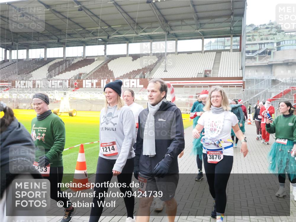 07.12.2025 - St. Pauli X-Mass-Run No. 15 Fabian Wolf http://msf.ph/oto/9424739 07.12.2025 12:08:49 Ziel 586, 1214, 1219, 1253, 1269, 1270, 1685, 1901, 2414, 2679, 2873, 2889, 2892, 3230, 3233, 3595, 3876, 4084, 4086, 4137, 4138, 4182, 4183, 4252, 4294, 4295, 4297, 4422, 4429, 4720 meine-sportfotos.de