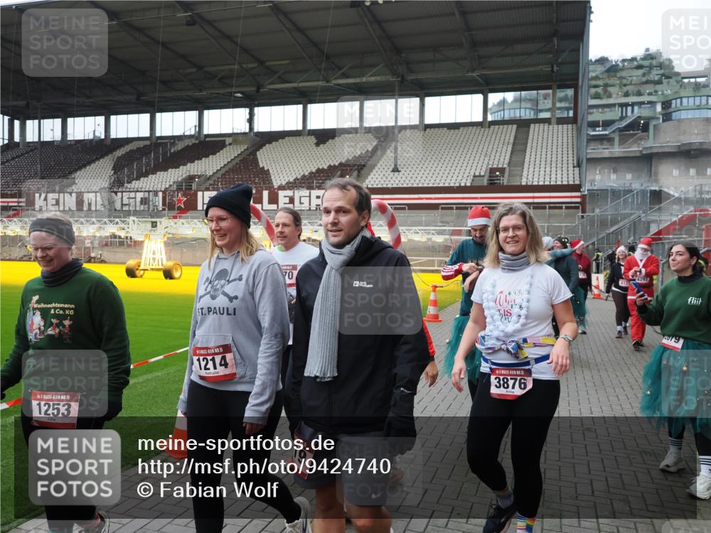 07.12.2025 - St. Pauli X-Mass-Run No. 15 Fabian Wolf http://msf.ph/oto/9424740 07.12.2025 12:08:49 Ziel 586, 1214, 1219, 1253, 1269, 1270, 1685, 1901, 2414, 2679, 2873, 2889, 2892, 3230, 3233, 3595, 3876, 4084, 4086, 4137, 4138, 4182, 4183, 4252, 4294, 4295, 4297, 4422, 4429, 4720 meine-sportfotos.de