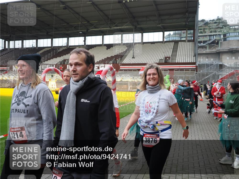 07.12.2025 - St. Pauli X-Mass-Run No. 15 Fabian Wolf http://msf.ph/oto/9424741 07.12.2025 12:08:49 Ziel 586, 1214, 1219, 1253, 1269, 1270, 1685, 1901, 2414, 2679, 2873, 2889, 2892, 3230, 3233, 3595, 3876, 4084, 4086, 4137, 4138, 4182, 4183, 4252, 4294, 4295, 4297, 4422, 4429, 4720 meine-sportfotos.de