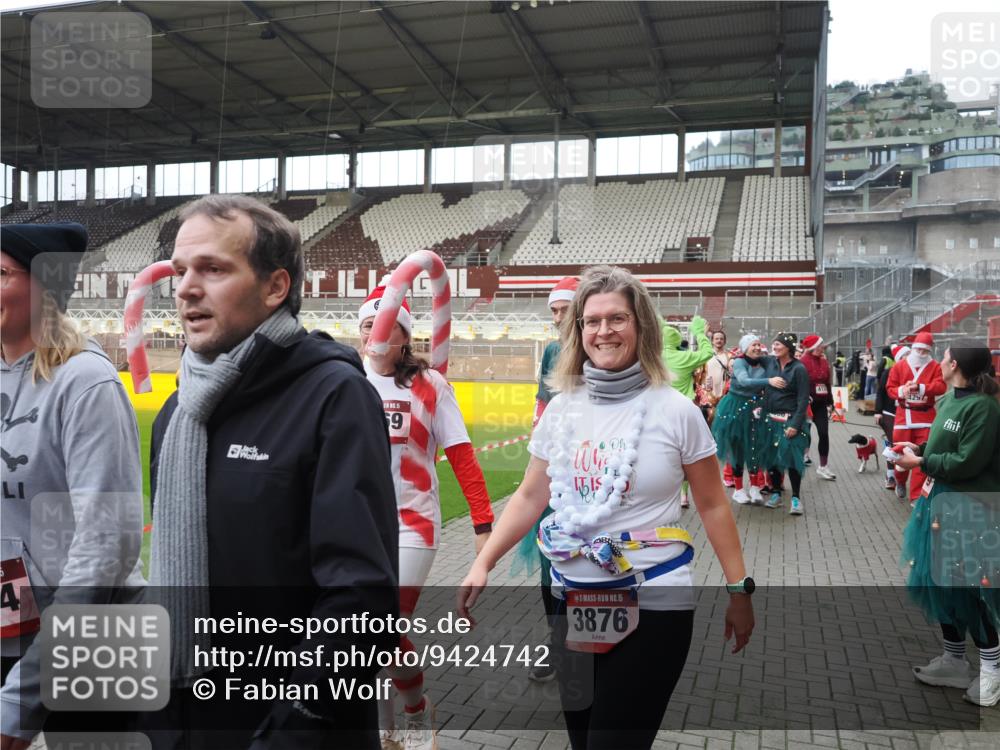 07.12.2025 - St. Pauli X-Mass-Run No. 15 Fabian Wolf http://msf.ph/oto/9424742 07.12.2025 12:08:50 Ziel 586, 1214, 1219, 1253, 1269, 1270, 1685, 1901, 2414, 2679, 2873, 2889, 2892, 3230, 3233, 3595, 3876, 4084, 4086, 4137, 4138, 4182, 4183, 4252, 4294, 4295, 4297, 4422, 4429, 4720 meine-sportfotos.de
