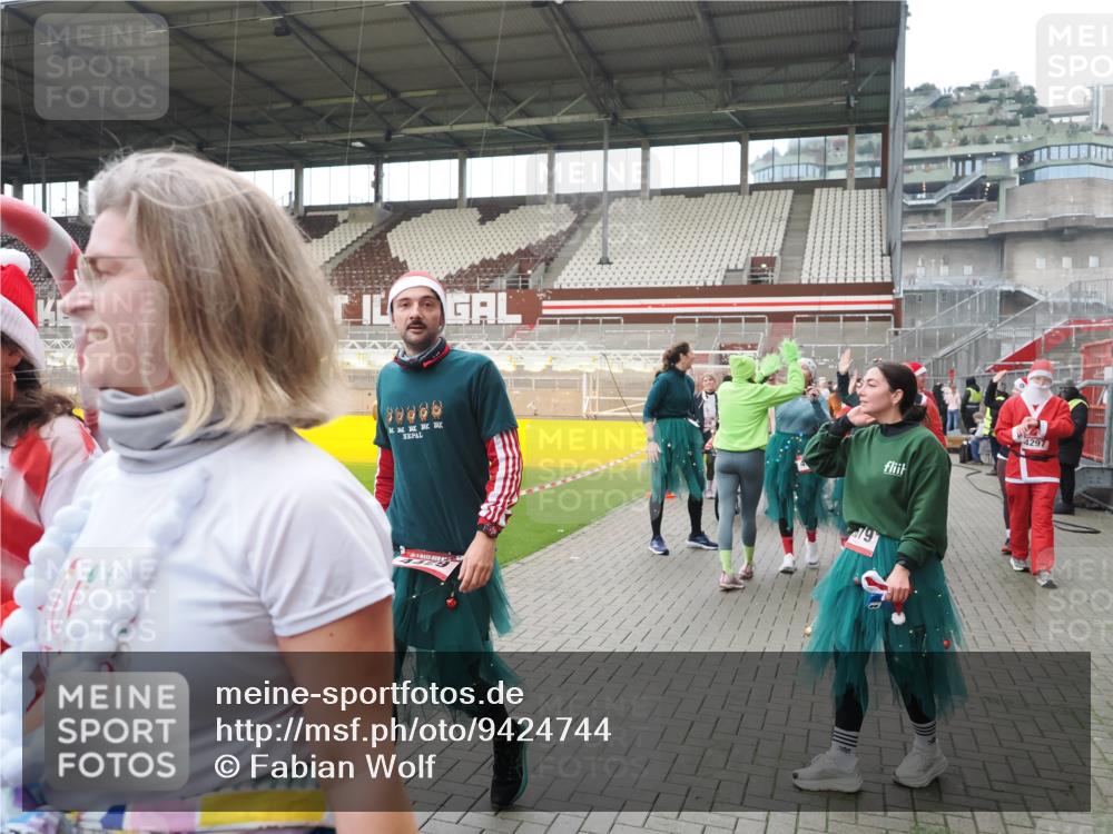 07.12.2025 - St. Pauli X-Mass-Run No. 15 Fabian Wolf http://msf.ph/oto/9424744 07.12.2025 12:08:51 Ziel 586, 1214, 1219, 1253, 1269, 1270, 1652, 1653, 1685, 1901, 2414, 2679, 2873, 2889, 2892, 3230, 3233, 3595, 3876, 4084, 4086, 4137, 4138, 4182, 4183, 4252, 4294, 4295, 4297, 4422, 4429, 4720 meine-sportfotos.de