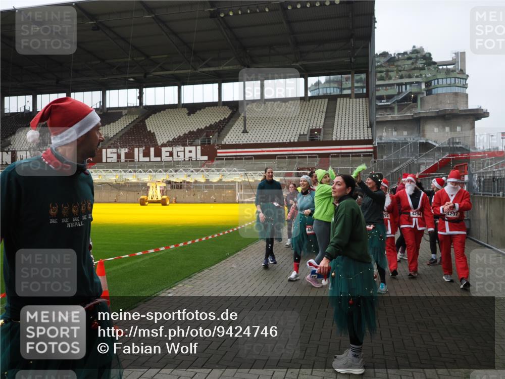 07.12.2025 - St. Pauli X-Mass-Run No. 15 Fabian Wolf http://msf.ph/oto/9424746 07.12.2025 12:08:52 Ziel 586, 1214, 1219, 1253, 1269, 1270, 1652, 1653, 1685, 1901, 2414, 2679, 2873, 2889, 2892, 3230, 3233, 3595, 3876, 4084, 4086, 4137, 4138, 4182, 4183, 4294, 4295, 4297, 4422, 4429, 4720 meine-sportfotos.de