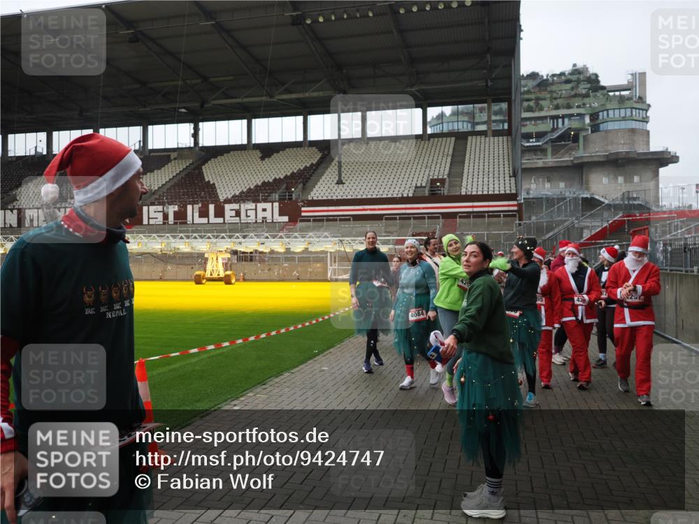 07.12.2025 - St. Pauli X-Mass-Run No. 15 Fabian Wolf http://msf.ph/oto/9424747 07.12.2025 12:08:52 Ziel 586, 1214, 1219, 1253, 1269, 1270, 1652, 1653, 1685, 1901, 2414, 2679, 2873, 2889, 2892, 3230, 3233, 3595, 3876, 4084, 4086, 4137, 4138, 4182, 4183, 4294, 4295, 4297, 4422, 4429, 4720 meine-sportfotos.de