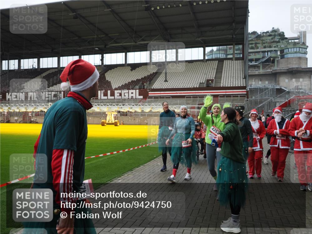 07.12.2025 - St. Pauli X-Mass-Run No. 15 Fabian Wolf http://msf.ph/oto/9424750 07.12.2025 12:08:53 Ziel 586, 643, 1214, 1219, 1253, 1269, 1270, 1405, 1652, 1653, 1685, 1901, 2414, 2679, 2731, 3230, 3233, 3595, 3876, 4084, 4086, 4137, 4138, 4182, 4183, 4294, 4295, 4297, 4422, 4429, 4720 meine-sportfotos.de