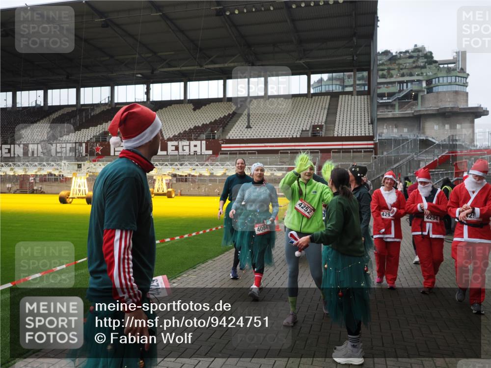 07.12.2025 - St. Pauli X-Mass-Run No. 15 Fabian Wolf http://msf.ph/oto/9424751 07.12.2025 12:08:54 Ziel 586, 643, 1214, 1219, 1253, 1269, 1270, 1405, 1652, 1653, 1685, 1901, 2414, 2679, 2731, 3230, 3233, 3595, 3876, 4084, 4086, 4137, 4138, 4182, 4183, 4294, 4295, 4297, 4429, 4720 meine-sportfotos.de
