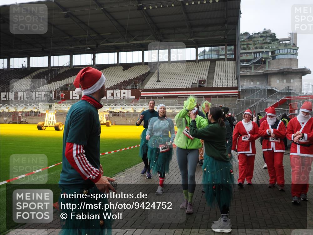 07.12.2025 - St. Pauli X-Mass-Run No. 15 Fabian Wolf http://msf.ph/oto/9424752 07.12.2025 12:08:54 Ziel 586, 643, 1214, 1219, 1253, 1269, 1270, 1405, 1652, 1653, 1685, 1901, 2414, 2679, 2731, 3230, 3233, 3595, 3876, 4084, 4086, 4137, 4138, 4182, 4183, 4294, 4295, 4297, 4429, 4720 meine-sportfotos.de