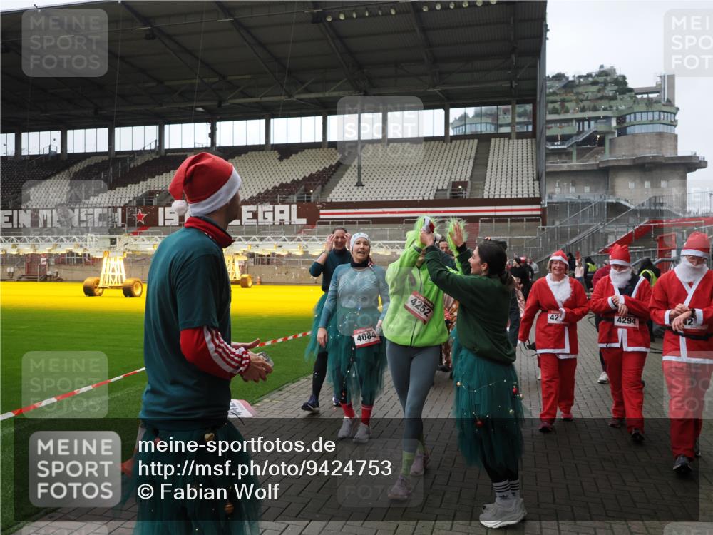 07.12.2025 - St. Pauli X-Mass-Run No. 15 Fabian Wolf http://msf.ph/oto/9424753 07.12.2025 12:08:54 Ziel 586, 643, 1214, 1219, 1253, 1269, 1270, 1405, 1652, 1653, 1685, 1901, 2414, 2679, 2731, 3230, 3233, 3595, 3876, 4084, 4086, 4137, 4138, 4182, 4183, 4294, 4295, 4297, 4429, 4720 meine-sportfotos.de