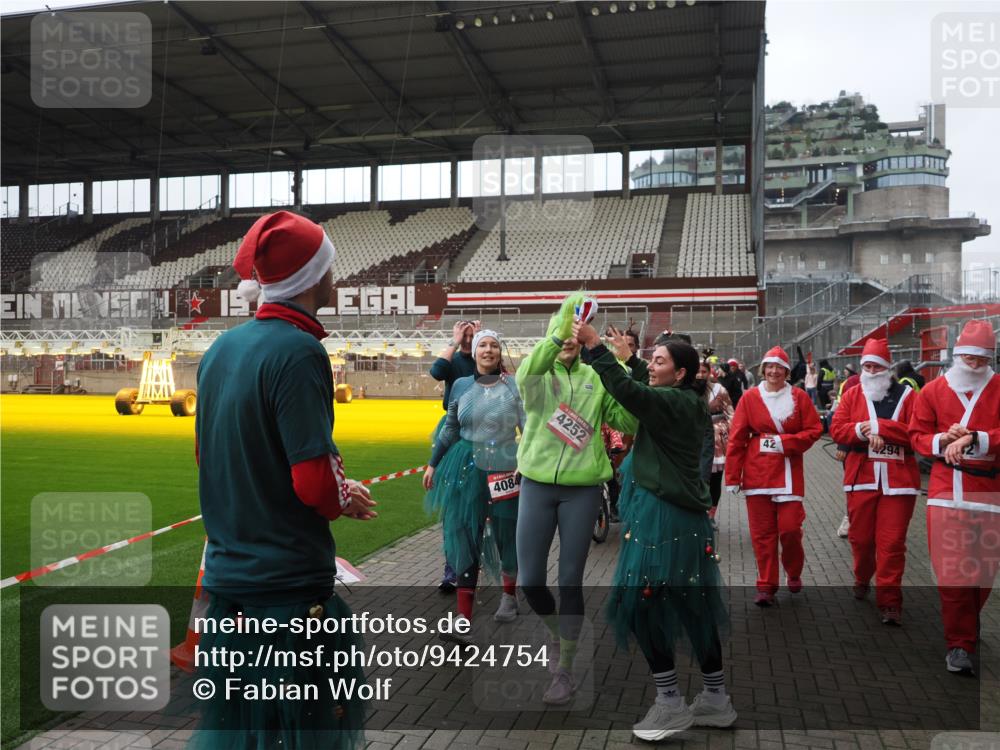 07.12.2025 - St. Pauli X-Mass-Run No. 15 Fabian Wolf http://msf.ph/oto/9424754 07.12.2025 12:08:54 Ziel 586, 643, 1214, 1219, 1253, 1269, 1270, 1405, 1652, 1653, 1685, 1901, 2414, 2679, 2731, 3230, 3233, 3595, 3876, 4084, 4086, 4137, 4138, 4182, 4183, 4294, 4295, 4297, 4429, 4720 meine-sportfotos.de