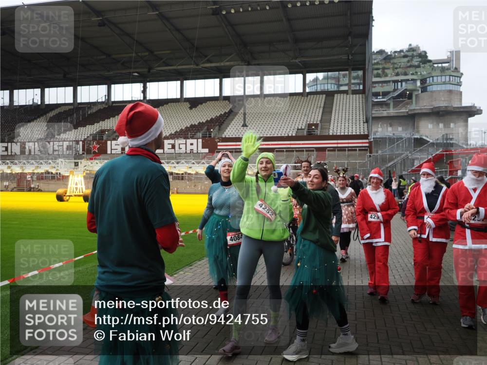07.12.2025 - St. Pauli X-Mass-Run No. 15 Fabian Wolf http://msf.ph/oto/9424755 07.12.2025 12:08:55 Ziel 586, 643, 1219, 1269, 1270, 1405, 1652, 1653, 1685, 1901, 2414, 2679, 2731, 3230, 3233, 3595, 3876, 4084, 4086, 4137, 4138, 4182, 4183, 4294, 4295, 4297, 4429, 4720 meine-sportfotos.de