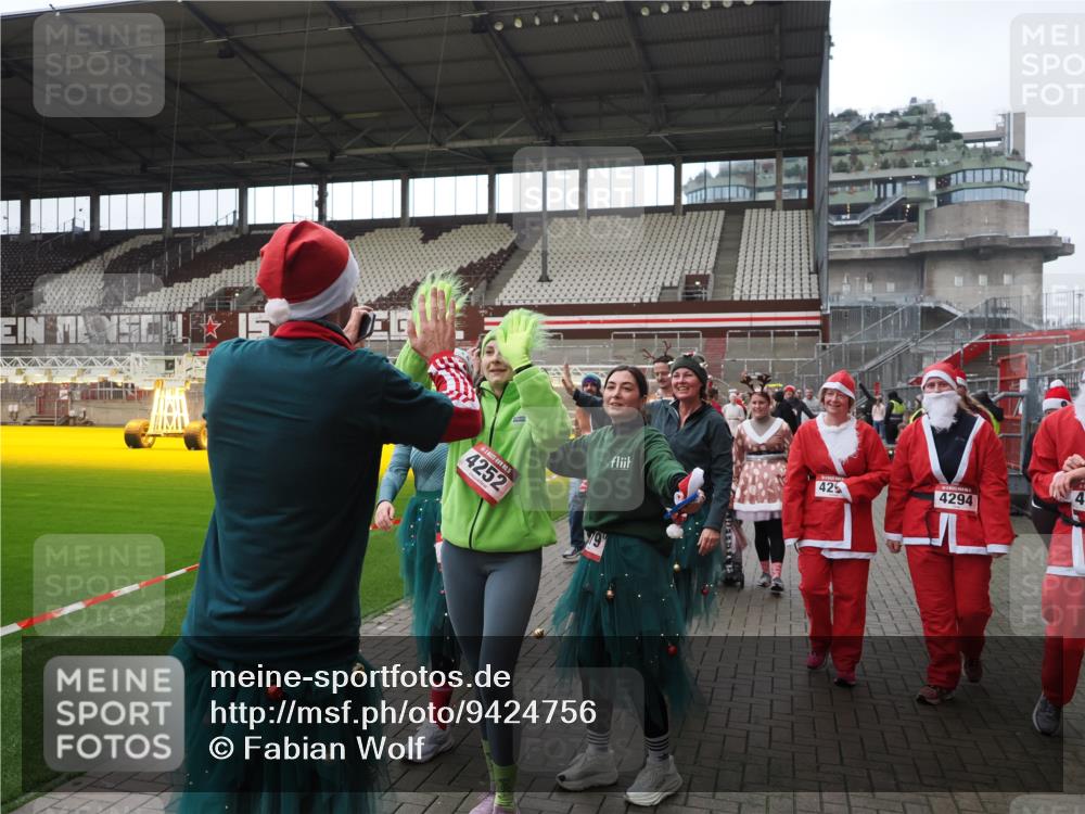 07.12.2025 - St. Pauli X-Mass-Run No. 15 Fabian Wolf http://msf.ph/oto/9424756 07.12.2025 12:08:55 Ziel 586, 643, 1219, 1269, 1270, 1405, 1652, 1653, 1685, 1901, 2414, 2679, 2731, 3230, 3233, 3595, 3876, 4084, 4086, 4137, 4138, 4182, 4183, 4294, 4295, 4297, 4429, 4720 meine-sportfotos.de