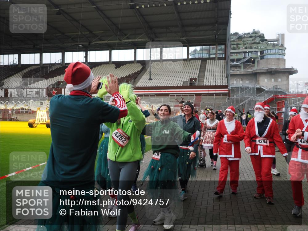 07.12.2025 - St. Pauli X-Mass-Run No. 15 Fabian Wolf http://msf.ph/oto/9424757 07.12.2025 12:08:55 Ziel 586, 643, 1219, 1269, 1270, 1405, 1652, 1653, 1685, 1901, 2414, 2679, 2731, 3230, 3233, 3595, 3876, 4084, 4086, 4137, 4138, 4182, 4183, 4294, 4295, 4297, 4429, 4720 meine-sportfotos.de
