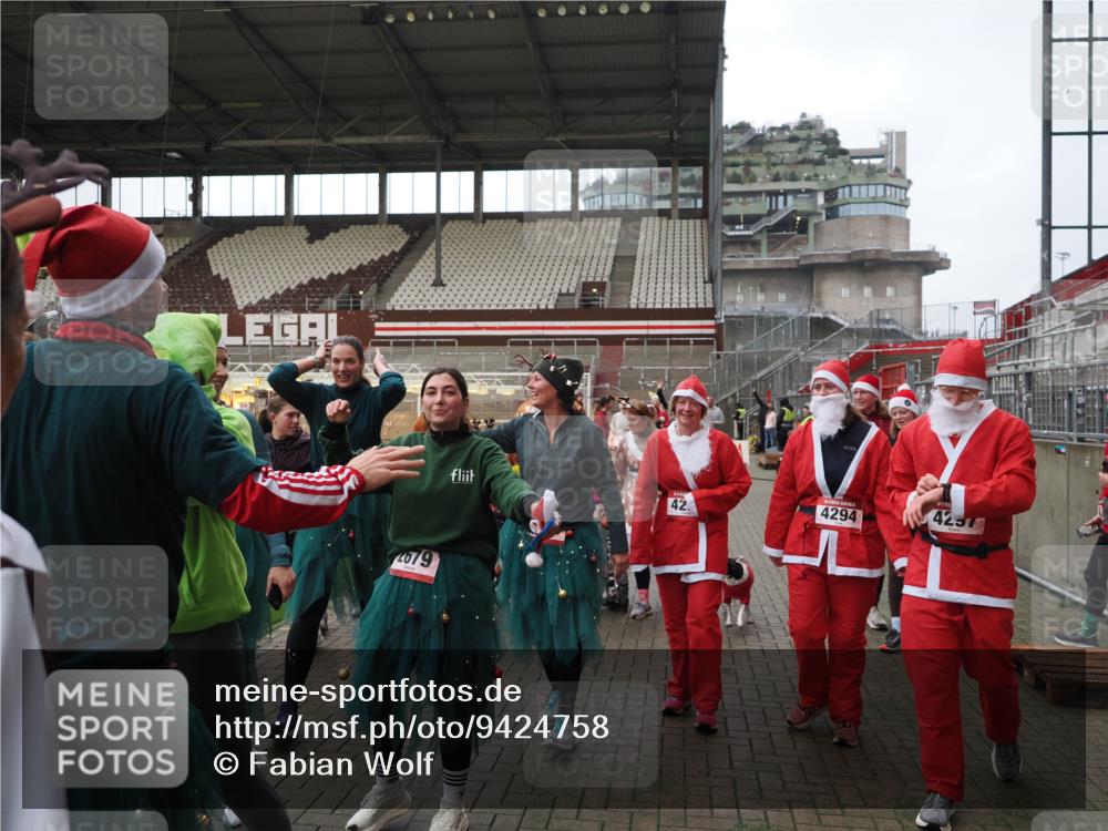07.12.2025 - St. Pauli X-Mass-Run No. 15 Fabian Wolf http://msf.ph/oto/9424758 07.12.2025 12:08:56 Ziel 586, 643, 775, 807, 1269, 1270, 1405, 1652, 1653, 1685, 1901, 2414, 2679, 2731, 3230, 3233, 3876, 4084, 4086, 4137, 4138, 4183, 4294, 4295, 4297, 4429, 4720 meine-sportfotos.de