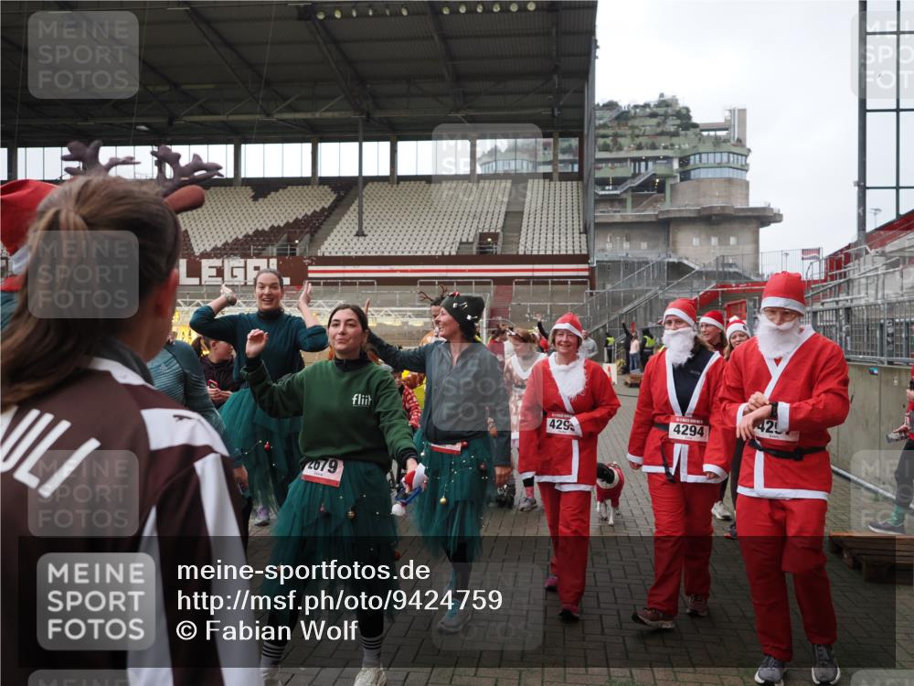 07.12.2025 - St. Pauli X-Mass-Run No. 15 Fabian Wolf http://msf.ph/oto/9424759 07.12.2025 12:08:56 Ziel 586, 643, 775, 807, 1269, 1270, 1405, 1652, 1653, 1685, 1901, 2414, 2679, 2731, 3230, 3233, 3876, 4084, 4086, 4137, 4138, 4183, 4294, 4295, 4297, 4429, 4720 meine-sportfotos.de