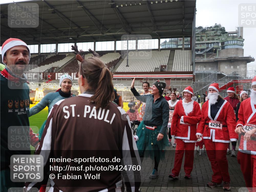 07.12.2025 - St. Pauli X-Mass-Run No. 15 Fabian Wolf http://msf.ph/oto/9424760 07.12.2025 12:08:56 Ziel 586, 643, 775, 807, 1269, 1270, 1405, 1652, 1653, 1685, 1901, 2414, 2679, 2731, 3230, 3233, 3876, 4084, 4086, 4137, 4138, 4183, 4294, 4295, 4297, 4429, 4720 meine-sportfotos.de