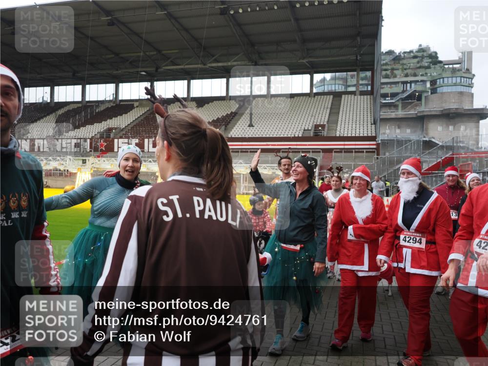 07.12.2025 - St. Pauli X-Mass-Run No. 15 Fabian Wolf http://msf.ph/oto/9424761 07.12.2025 12:08:57 Ziel 586, 643, 775, 807, 1269, 1270, 1405, 1652, 1653, 1685, 1901, 2414, 2731, 3230, 3233, 3876, 4086, 4137, 4138, 4294, 4295, 4297, 4429, 4720 meine-sportfotos.de