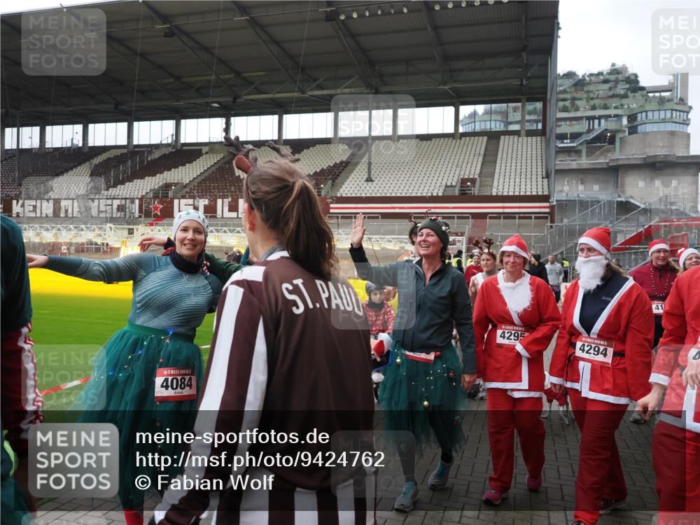 07.12.2025 - St. Pauli X-Mass-Run No. 15 Fabian Wolf http://msf.ph/oto/9424762 07.12.2025 12:08:57 Ziel 586, 643, 775, 807, 1269, 1270, 1405, 1652, 1653, 1685, 1901, 2414, 2731, 3230, 3233, 3876, 4086, 4137, 4138, 4294, 4295, 4297, 4429, 4720 meine-sportfotos.de