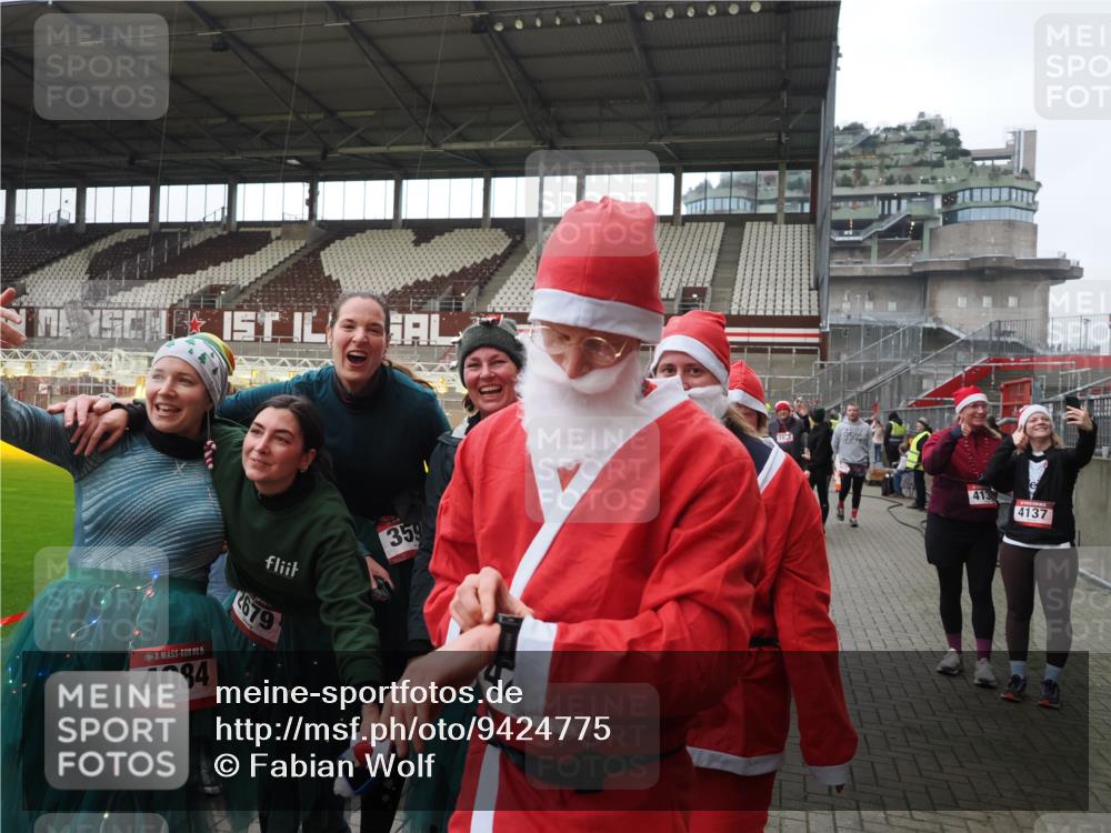 07.12.2025 - St. Pauli X-Mass-Run No. 15 Fabian Wolf http://msf.ph/oto/9424775 07.12.2025 12:09:00 Ziel 586, 643, 775, 807, 1405, 1652, 1653, 1685, 1901, 2414, 2731, 3230, 3233, 4137, 4138, 4294, 4720 meine-sportfotos.de