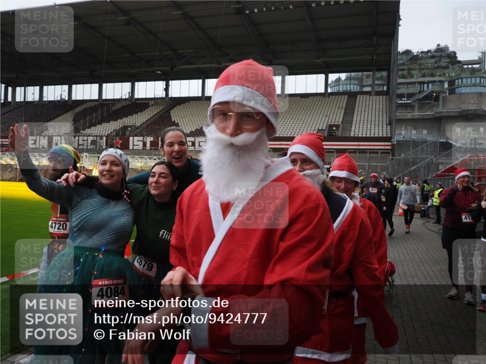 07.12.2025 - St. Pauli X-Mass-Run No. 15 Fabian Wolf http://msf.ph/oto/9424777 07.12.2025 12:09:00 Ziel 586, 643, 775, 807, 1405, 1652, 1653, 1685, 1901, 2414, 2731, 3230, 3233, 4137, 4138, 4294, 4720 meine-sportfotos.de