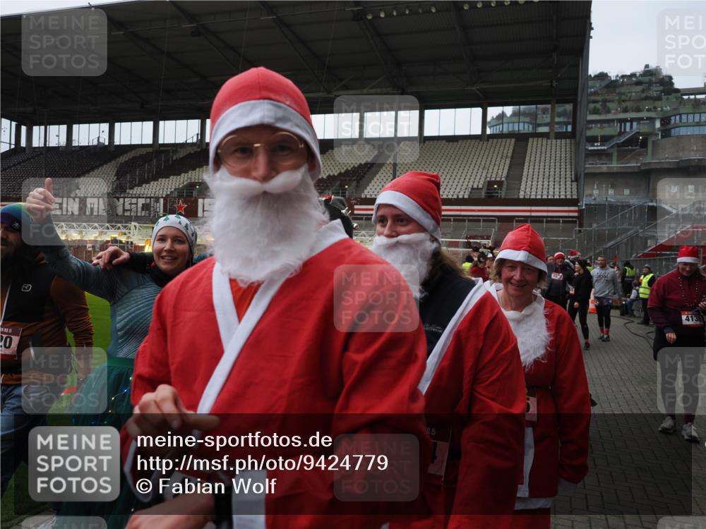 07.12.2025 - St. Pauli X-Mass-Run No. 15 Fabian Wolf http://msf.ph/oto/9424779 07.12.2025 12:09:00 Ziel 586, 643, 775, 807, 1405, 1652, 1653, 1685, 1901, 2414, 2731, 3230, 3233, 4137, 4138, 4294, 4720 meine-sportfotos.de
