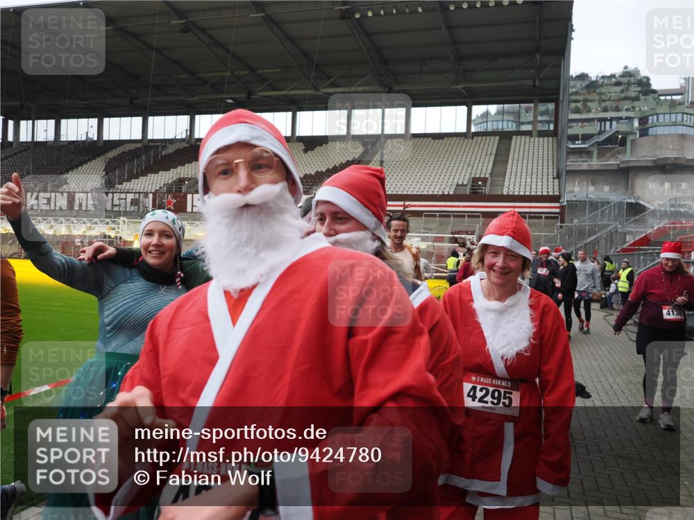 07.12.2025 - St. Pauli X-Mass-Run No. 15 Fabian Wolf http://msf.ph/oto/9424780 07.12.2025 12:09:01 Ziel 586, 643, 775, 807, 1405, 1652, 1653, 1685, 1901, 2414, 2731, 3230, 3233, 4137, 4138, 4720 meine-sportfotos.de