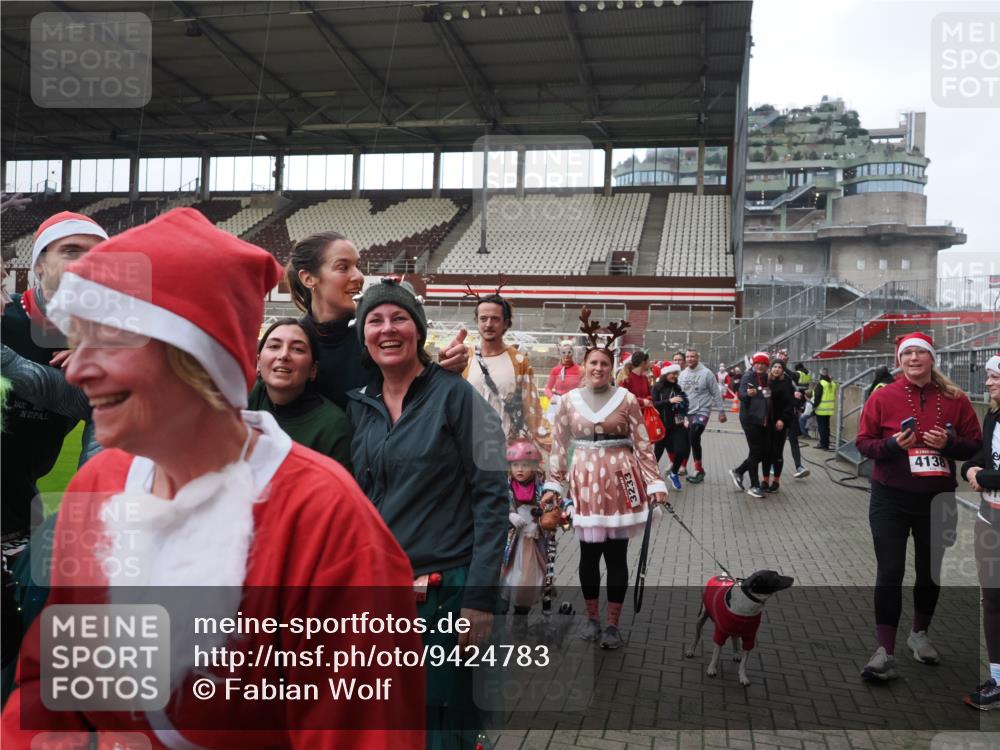 07.12.2025 - St. Pauli X-Mass-Run No. 15 Fabian Wolf http://msf.ph/oto/9424783 07.12.2025 12:09:02 Ziel 586, 643, 775, 807, 1405, 1652, 1653, 1685, 1901, 2414, 2731, 3230, 3233, 4720 meine-sportfotos.de