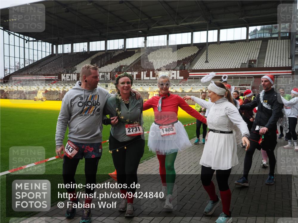 07.12.2025 - St. Pauli X-Mass-Run No. 15 Fabian Wolf http://msf.ph/oto/9424840 07.12.2025 12:09:24 Ziel 138, 1725, 1727, 2009, 3538, 3947, 3955, 3966, 4196, 4197, 4198, 4267, 4282, 4283, 4313, 4315 meine-sportfotos.de