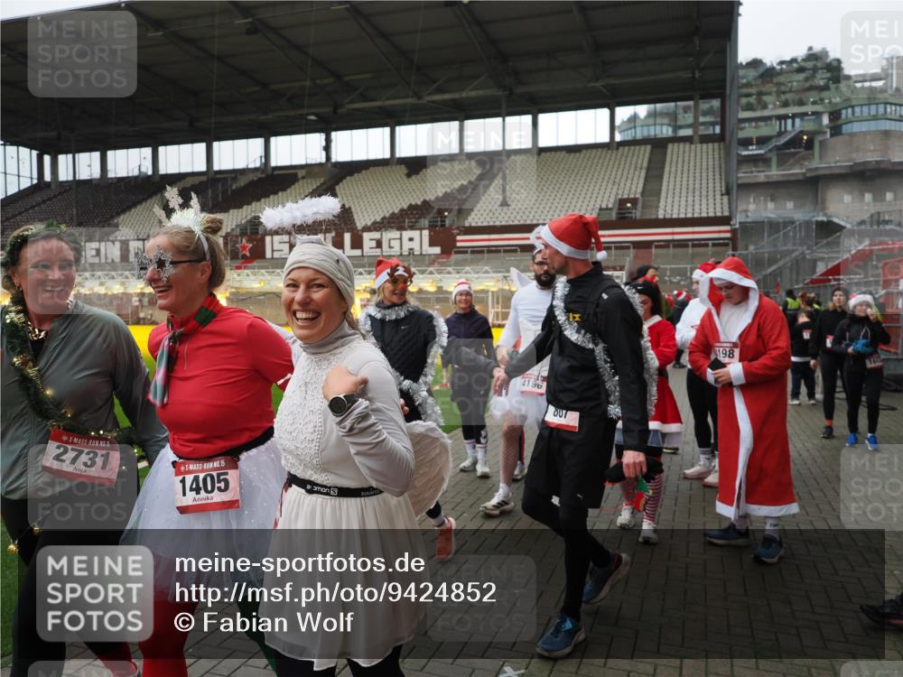 07.12.2025 - St. Pauli X-Mass-Run No. 15 Fabian Wolf http://msf.ph/oto/9424852 07.12.2025 12:09:32 Ziel 1725, 1727, 4313, 4315 meine-sportfotos.de