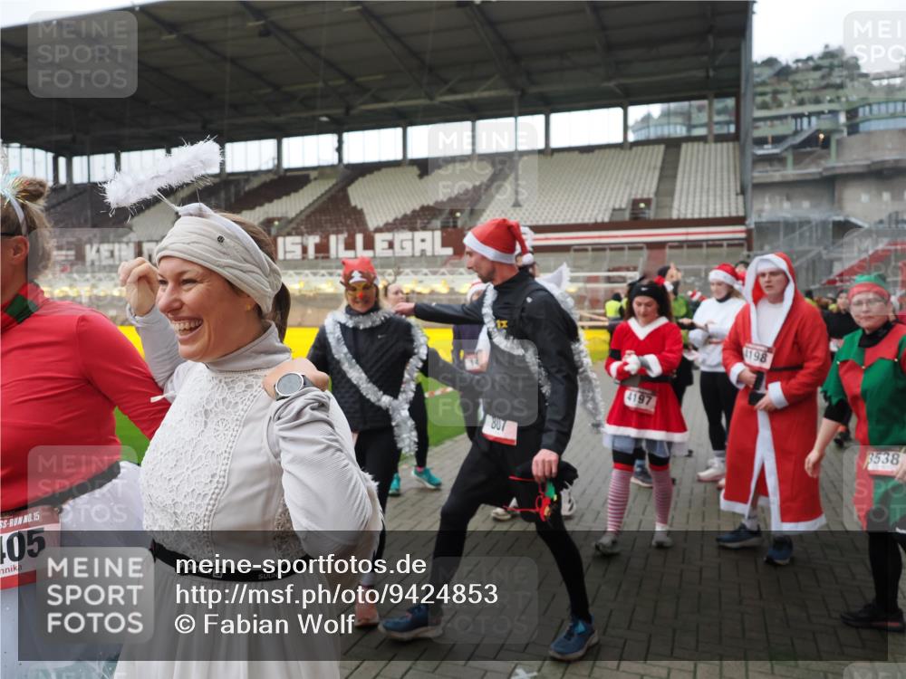 07.12.2025 - St. Pauli X-Mass-Run No. 15 Fabian Wolf http://msf.ph/oto/9424853 07.12.2025 12:09:32 Ziel 1725, 1727, 4313, 4315 meine-sportfotos.de
