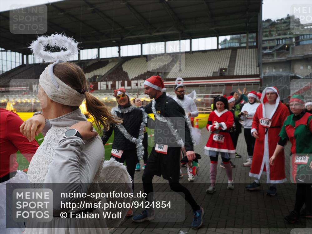 07.12.2025 - St. Pauli X-Mass-Run No. 15 Fabian Wolf http://msf.ph/oto/9424854 07.12.2025 12:09:32 Ziel 1725, 1727, 4313, 4315 meine-sportfotos.de
