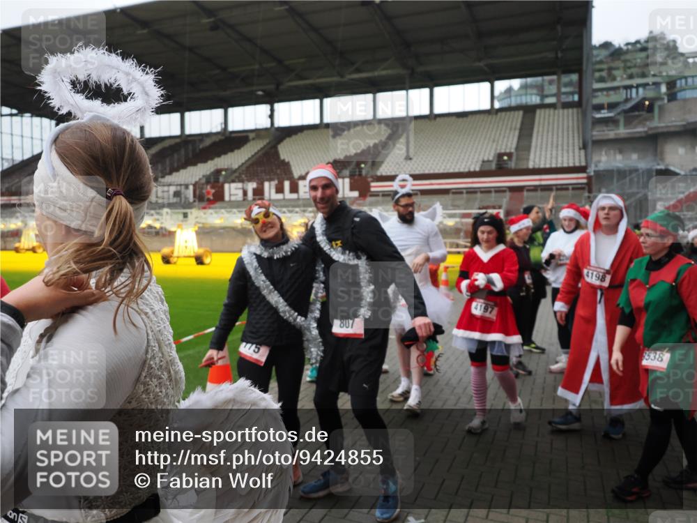 07.12.2025 - St. Pauli X-Mass-Run No. 15 Fabian Wolf http://msf.ph/oto/9424855 07.12.2025 12:09:33 Ziel 1727, 4313, 4315 meine-sportfotos.de