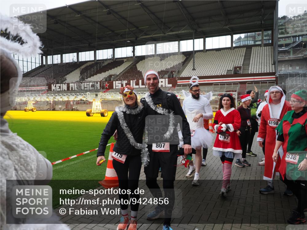 07.12.2025 - St. Pauli X-Mass-Run No. 15 Fabian Wolf http://msf.ph/oto/9424856 07.12.2025 12:09:33 Ziel 1727, 4313, 4315 meine-sportfotos.de