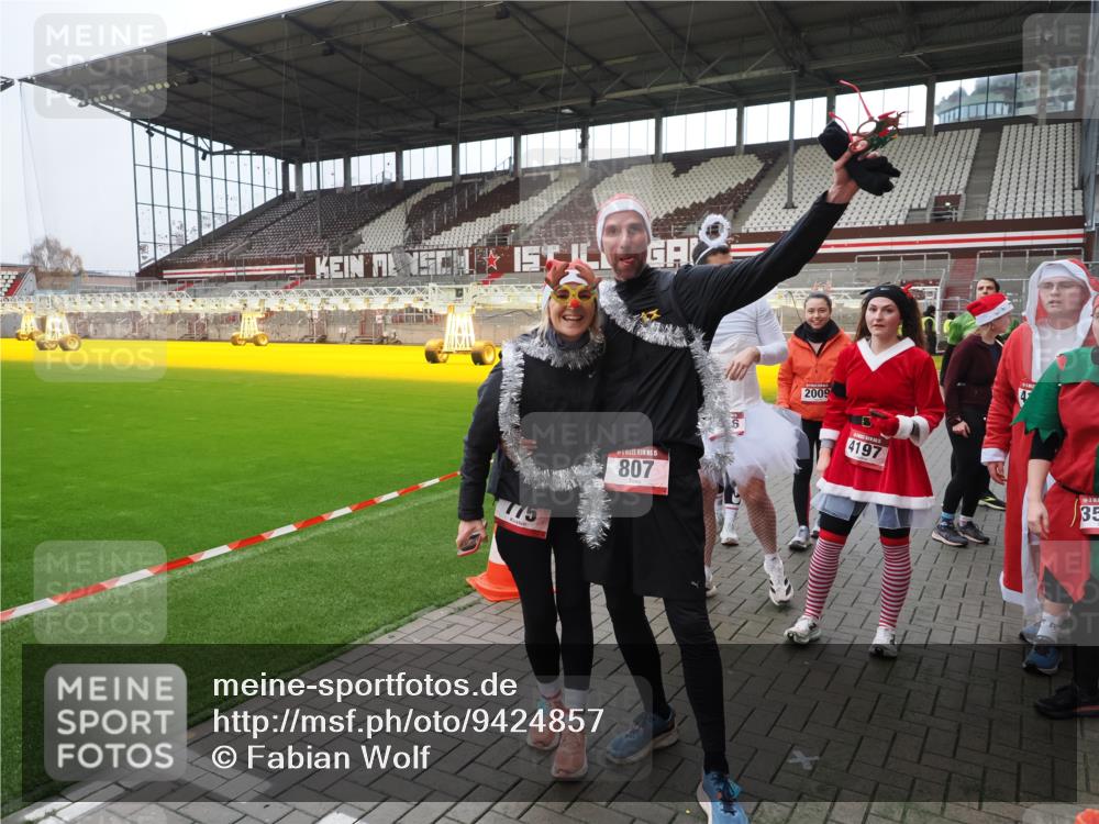 07.12.2025 - St. Pauli X-Mass-Run No. 15 Fabian Wolf http://msf.ph/oto/9424857 07.12.2025 12:09:34 Ziel 4313, 4315 meine-sportfotos.de