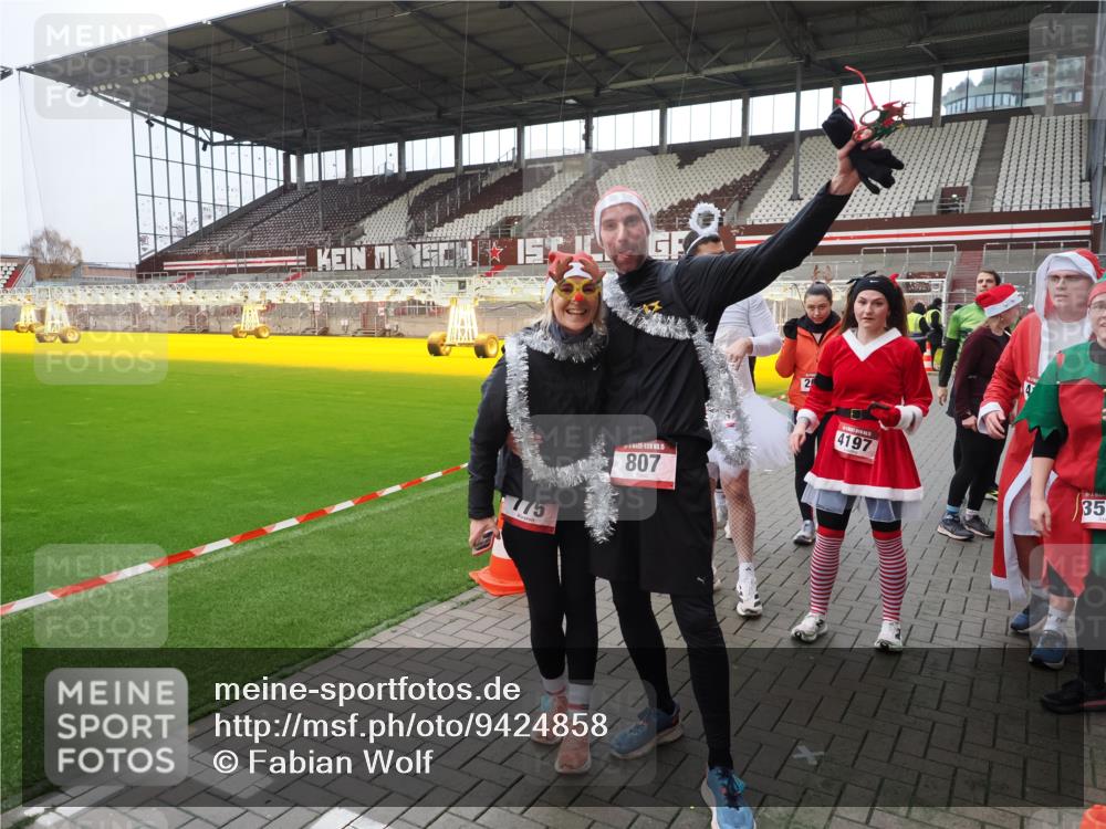 07.12.2025 - St. Pauli X-Mass-Run No. 15 Fabian Wolf http://msf.ph/oto/9424858 07.12.2025 12:09:34 Ziel 4313, 4315 meine-sportfotos.de