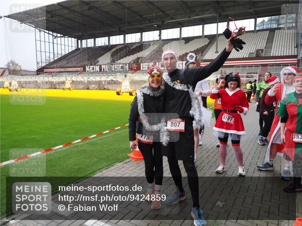 07.12.2025 - St. Pauli X-Mass-Run No. 15 Fabian Wolf http://msf.ph/oto/9424859 07.12.2025 12:09:34 Ziel 4313, 4315 meine-sportfotos.de
