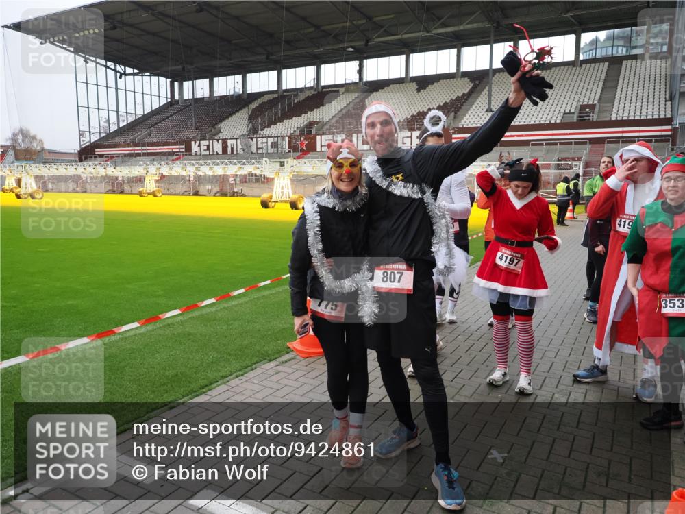 07.12.2025 - St. Pauli X-Mass-Run No. 15 Fabian Wolf http://msf.ph/oto/9424861 07.12.2025 12:09:35 Ziel 4313, 4315 meine-sportfotos.de